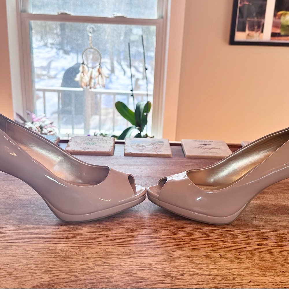 Elegant Bandolino Beige Peep Toe Heels. - Picture 4 of 7